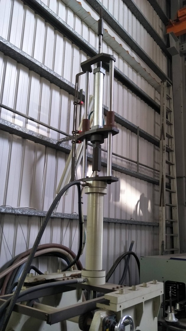 半自動拉伸中空成型機